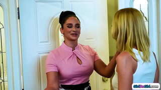 Små bryster blonde con kunstner, der foregiver at være en store bryster milfs løbske steddatter og finder sig selv på at få hende hairy pussy licked ved hendes stedmor