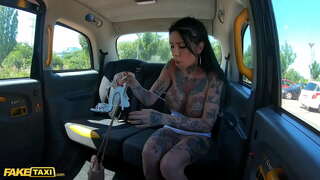 Vals Taxi Groot Tiete Megan vol ink Genaai Sensless in die Sonskyn