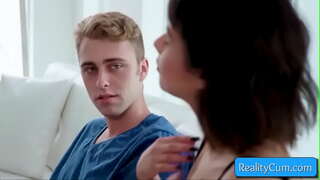 Видете оваа cutie тинејџер бринета цицање огромен кур и добивање на нејзината пичка го впери прстот длабоко