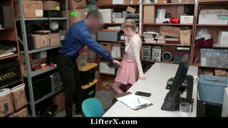 שוטר מזיין גונב נוער.