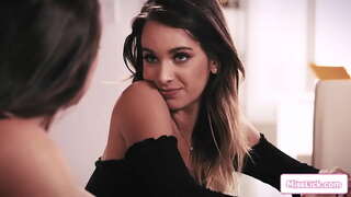 Busty dominant начальница görmək istəyir möhkəm tits öz тугих брюнеток-əməkdaşlarından, əgər o saxlamaq istəyir, öz işi.O, qoyur onun diz üçün полизать onun pussy