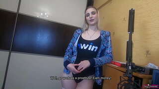 برادر بزرگتر ارائه خواهر کوچک خود را به برخی از کسب پول با کمک خود بدن! کرم پای دو بار!