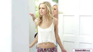 صغيرة الثدي في سن المراهقة يمسح ثم انعقدت قبل مثلية bff