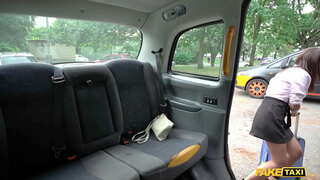 Faux Taxi Mina Moreno fait baiser dans un taxi