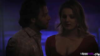 ���ိုင် ELiza Eves အသိပေးရင့်ကျက်ရဲ့သထိုးသူမ၏အမွှေးအဝိုင်းနှင့်အတူသူ၏တုန်လှုပ်ကြက်