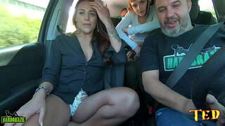 Avtomobil tam və Marşın Sevgi olur çılpaq ətrafında hərəkət