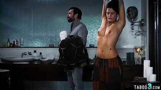 Busty teen fucked pakeke i te perv lendlord te utu i te utu ruma