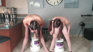 2 עירום קטן titted pigtailed זונות שניהם עושים את הדילדו כלום זין אתגר ביחד | דילדו לרכב