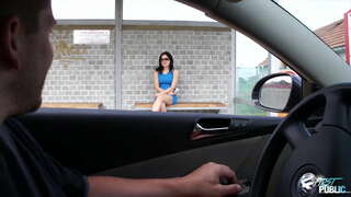 Pis dostum, otobüs istasyonunda yalnız bir bebek seçiyor ve ona doğada halka açık bir sikişin ne kadar havalı olduğunu gösteriyor