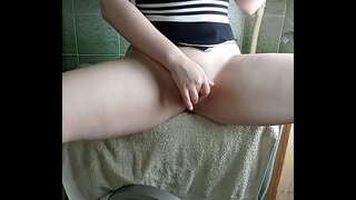 A lány egy nagy segget kap egy orgazmus a mosógép, valamint egy Vibrátort