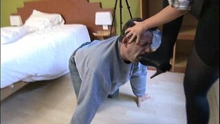 Amant de la seva presa homes esclaus llepar les seves sabates de talons alts