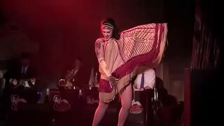 Дэнни Дизель , тӹдӹ Колбить Даниэлла , у bustout орлеан burlesque доно выступаеныт .