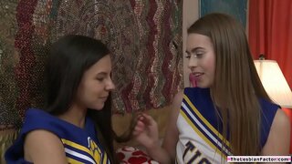 Üzvləri Teen cheersquad экспериментируют, вылизывая bir-birinə pussy