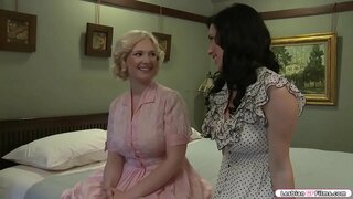 Busty blonde besoeke haar brunet vriend en hulle begin praat oor die grootte van hul borste.Na wat,hulle kry horny en hulle begin mekaar te soen.Die volgende is haar vriend suig haar tiete en lek haar poesie.In ruil sy doen dieselfde aan haar vriend.