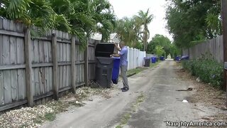 Алисса Линн трахается с другом своего сына на улице