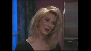 Imekaunis blond lady sucks cock ja muutub tema roosa vitt kinni kruvida must diivan