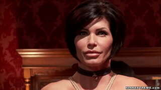 Çarpıcı büyük göğüsler sarışın MİLF Cherie Deville büyük horoz berbat ve sonra esmer MİLF Shay Fox onu paylaşırken ve Üst kattaki partide emerken onu sikikleri